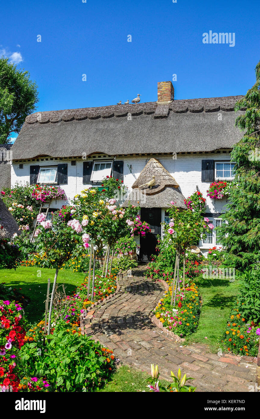 Graziosi cottage con tetto in paglia e giardino, Longford Village, London Borough of Hillingdon, Greater London, England, Regno Unito Foto Stock