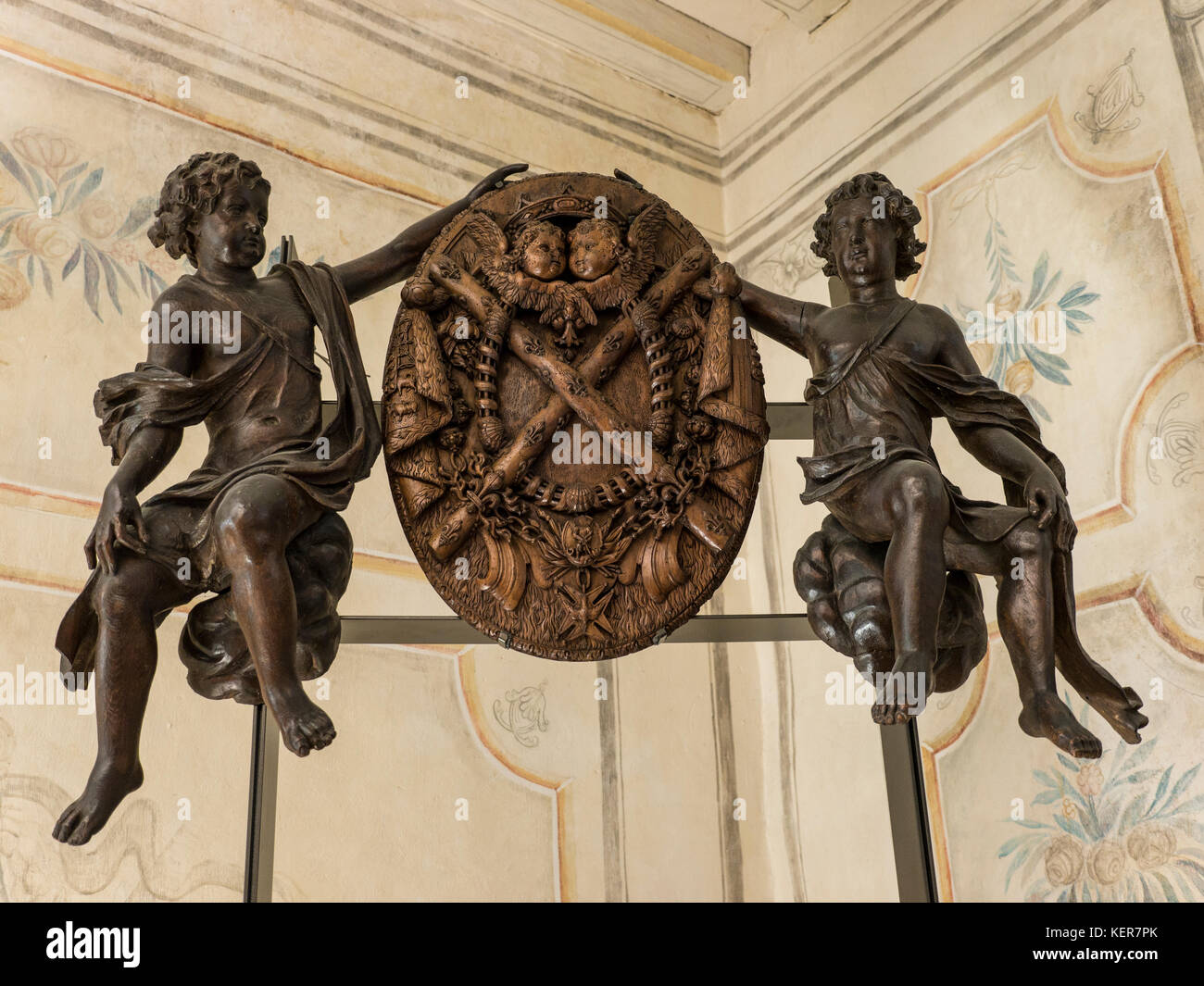 Camera da letto in legno del XVIII secolo a tema cherubino con placca intagliata che adorna la Francia della Bretagna Foto Stock
