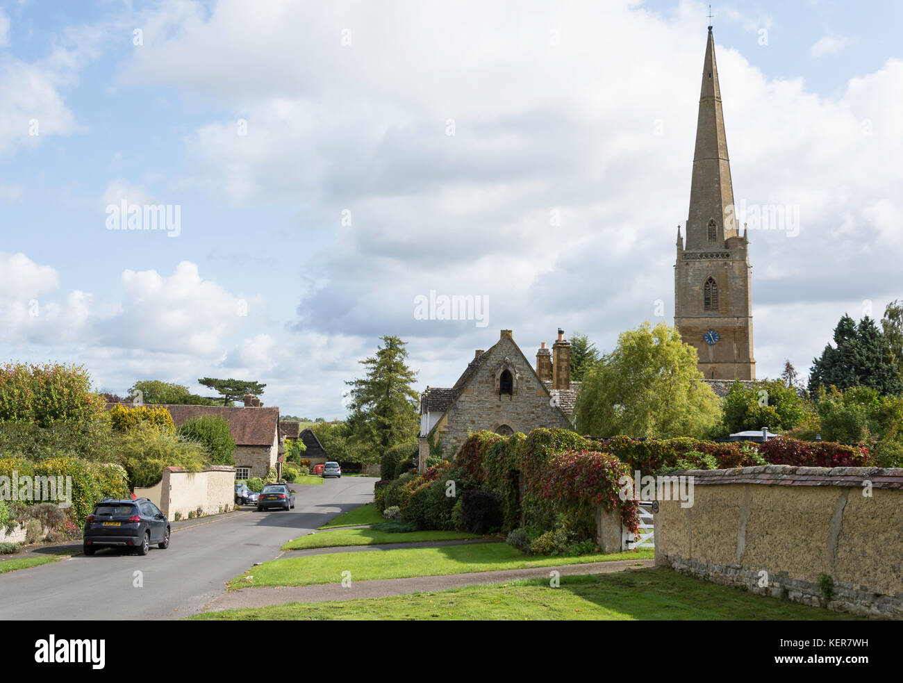 Vista del villaggio che mostra San Gregorio la Chiesa, Tredington, Warwickshire, Inghilterra, Regno Unito Foto Stock