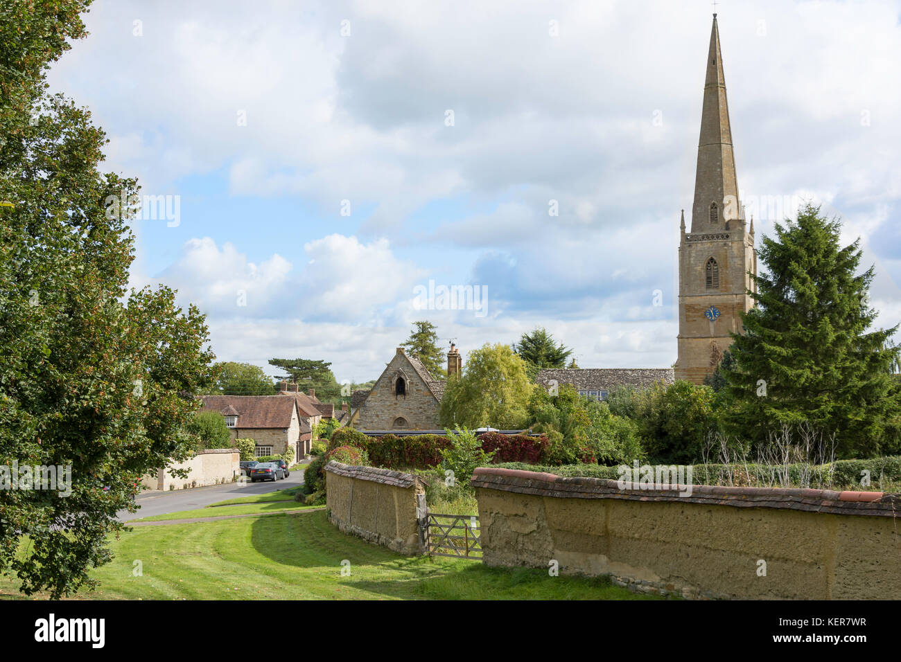 Vista del villaggio che mostra San Gregorio la Chiesa, Tredington, Warwickshire, Inghilterra, Regno Unito Foto Stock