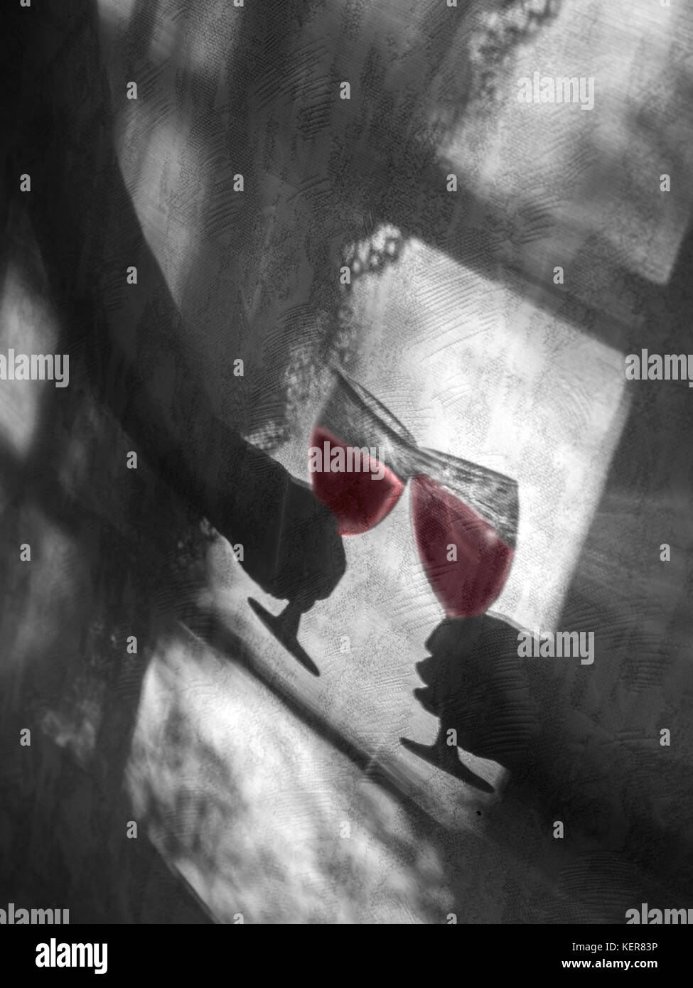 CHEERS SILHOUETTE ROSSO VINO BICCHIERI MANI ROMANTICISMO CENA PASTO silhouette francese Ristorante finestra e tenda in pizzo con mani che tengono bicchieri di vino rosso Foto Stock