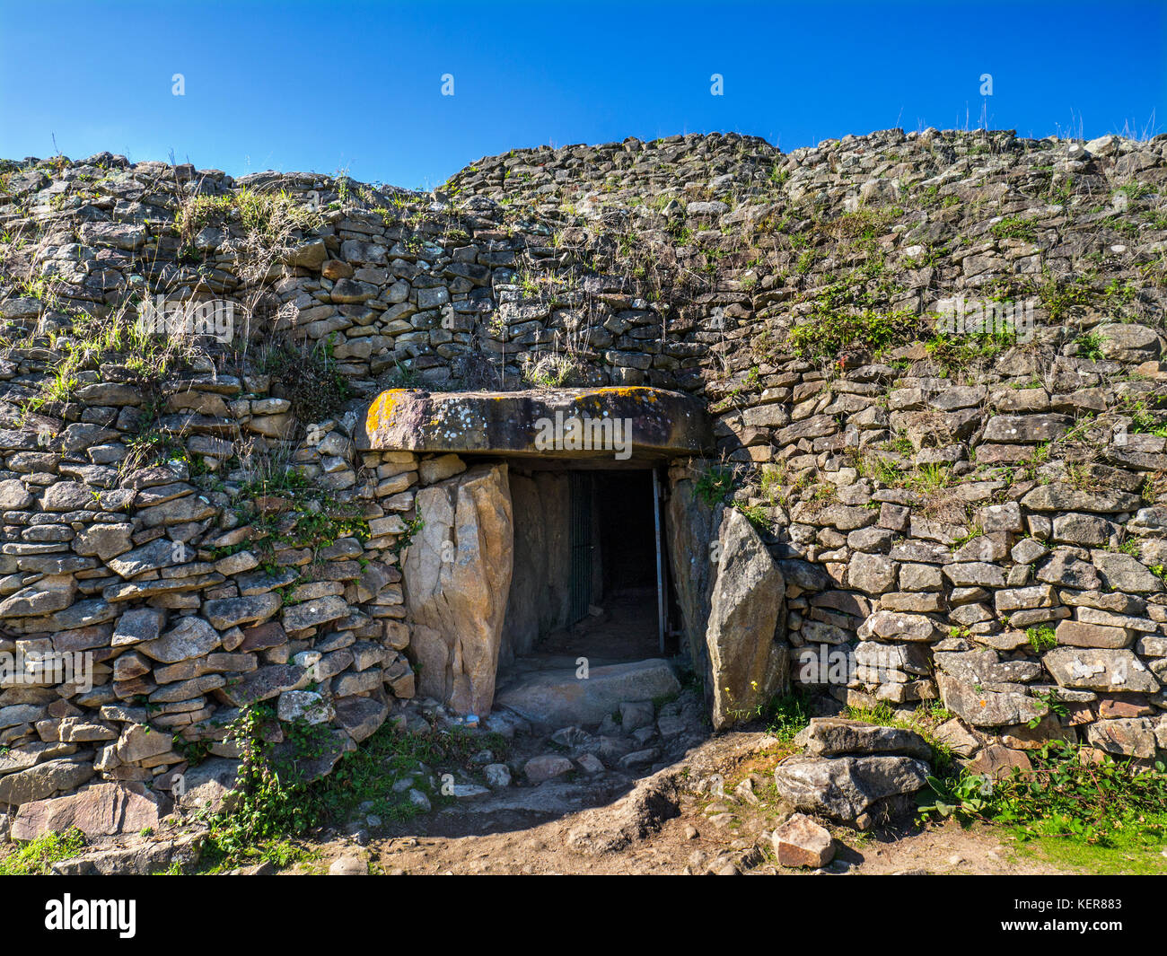 ESTERNO DI CAIRN DE GAVRINIS, cairn preistorico, grotta, dolmen, tomba in pietra secca, con rinomate incisioni simboliche e misteriose dell'età della pietra. Brittany France Foto Stock
