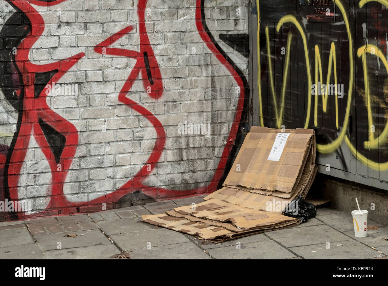 Una traversina ruvida di biancheria da letto di cartone si vede vicino a Whitechapel nella zona est di Londra, Regno Unito. Foto Stock