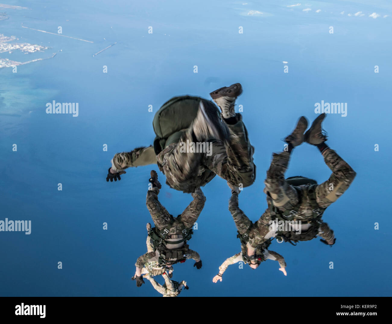 Stati Uniti Air Force 320Tattiche speciali Squadron e trentunesimo Stormo di soccorso degli operatori militare condotta in caduta libera le operazioni Foto Stock
