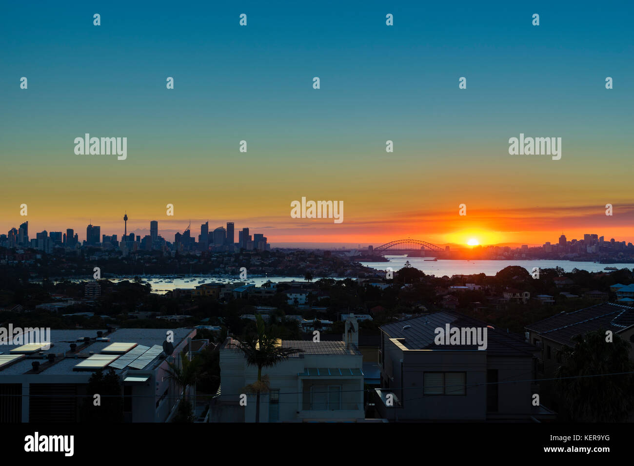 Il porto di Sydney e il CBD al tramonto Foto Stock