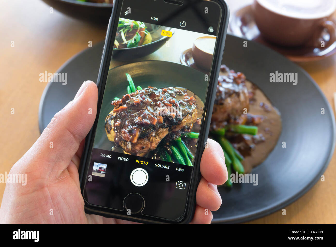 Scattare la foto di carne di manzo con lo smartphone Foto Stock
