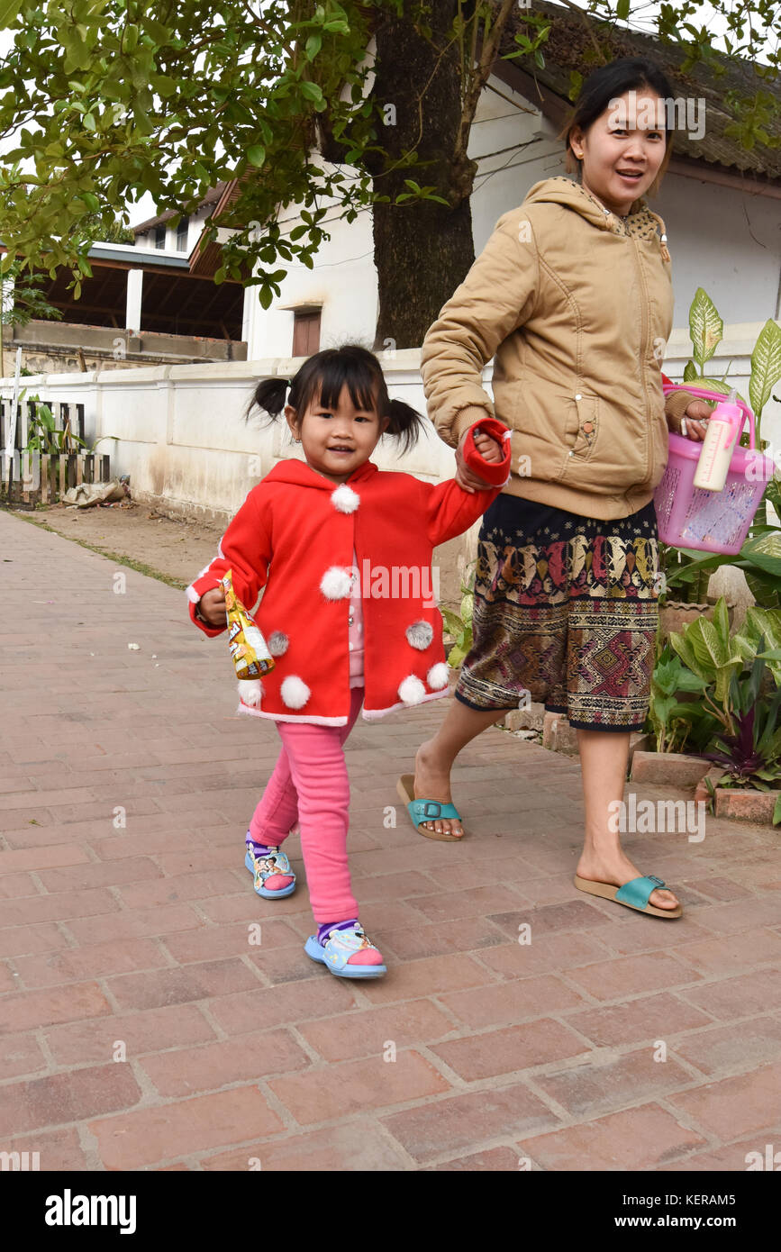 La madre e il bambino Luang Prabang Foto Stock