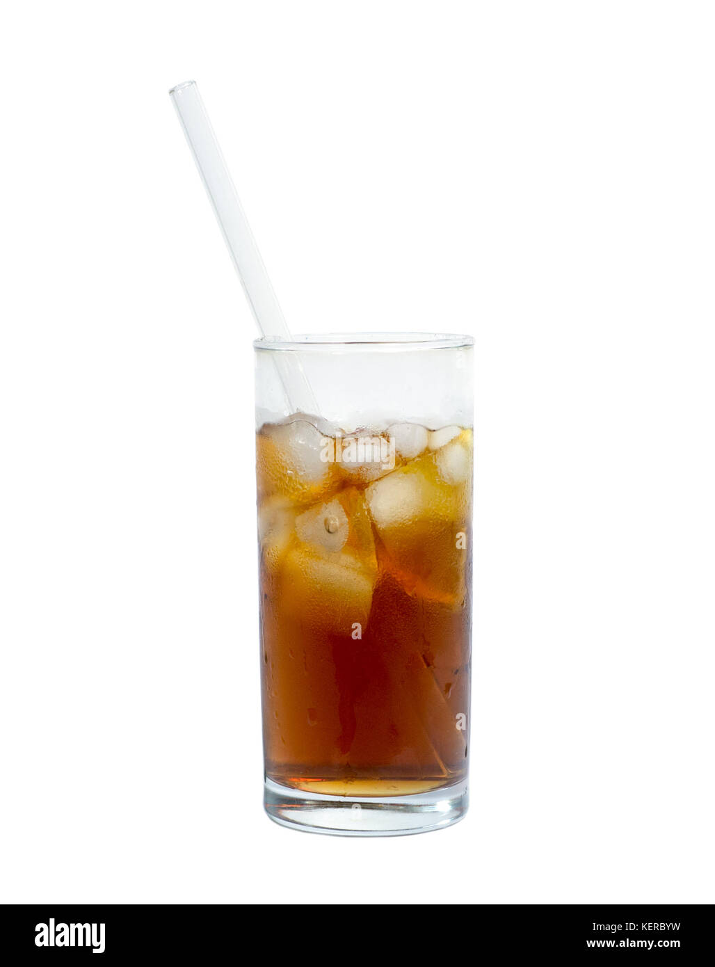 Bicchiere di cocktail o tè con vetro cannuccia, ghiaccio e limone isolato su bianco. oggetto; bevanda. Foto Stock
