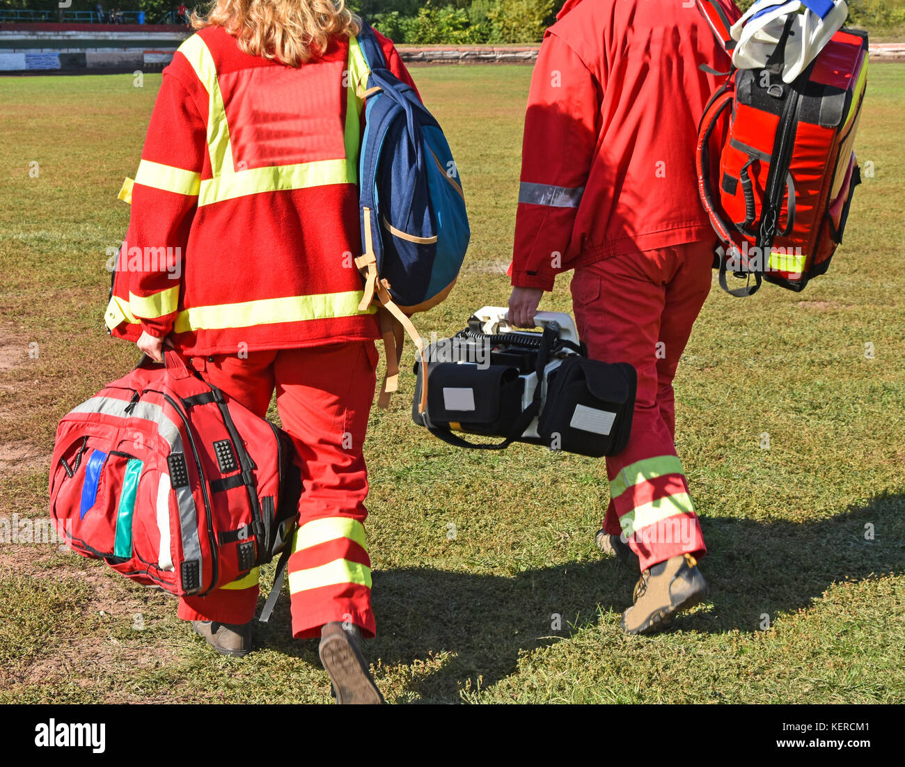 Il personale di ambulanza con attrezzature mediche su uno sport via Foto Stock