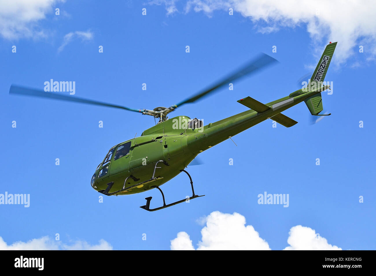 Elicottero militare vola in cielo Foto Stock