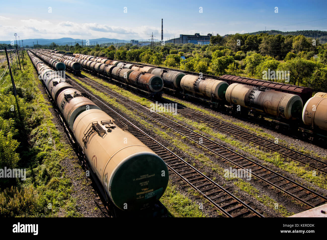 Russia, komsomolsk-su-amur, 8 agosto 2017, stazione ferroviaria. diversi treni del serbatoio con pol presso la stazione ferroviaria. carburanti e oli lubrificanti Foto Stock