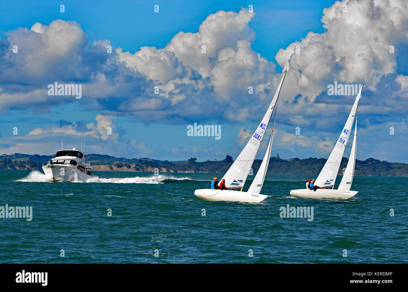 Una coppia di yacht match racing sul porto Waitemata di Auckland Foto Stock