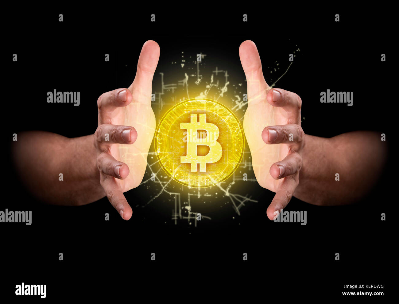 Una coppia di mani maschili di raggiungere attraverso il buio afferarsi ad un ologramma bitcoin Foto Stock