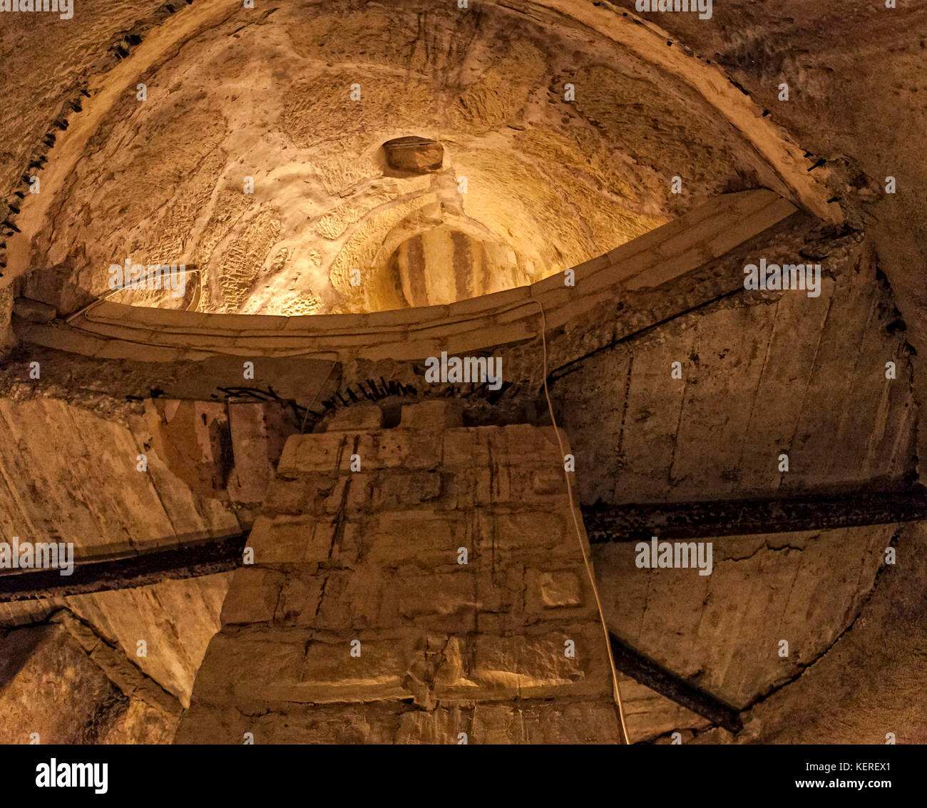 Guardando in alto in una grande acqua bene il tempo di guerra riparo sotto uno degli edifici nella città di La Valletta, Malta Foto Stock