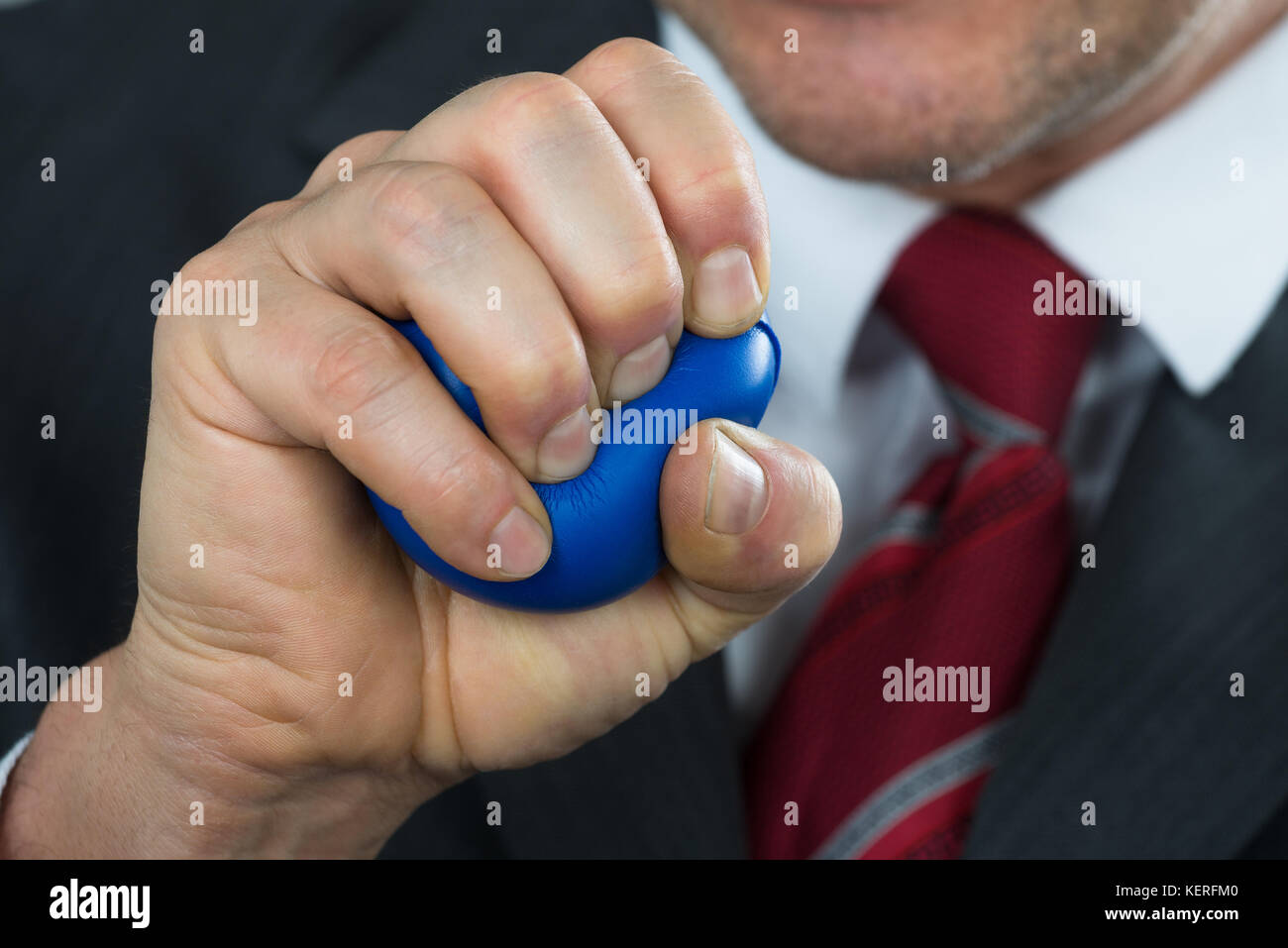 Close-up di un agente premendo Stressball in mano Foto Stock