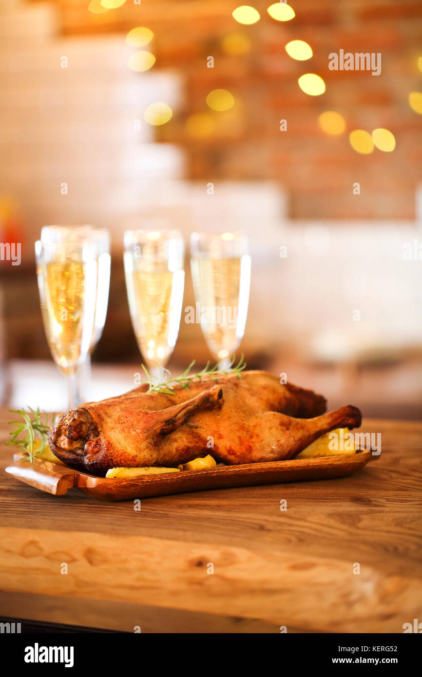 Vacanze inverno cena di famiglia con arrosti di pollame e champagne Foto Stock