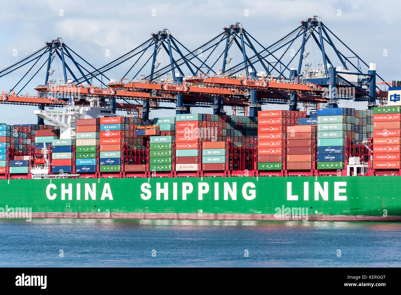 ROTTERDAM, Paesi Bassi - 15 febbraio 2016: l'ultra ampio contenitore nave CSCL Oceano indiano della Cina linea marittima ormeggiata al termine Euromax Foto Stock