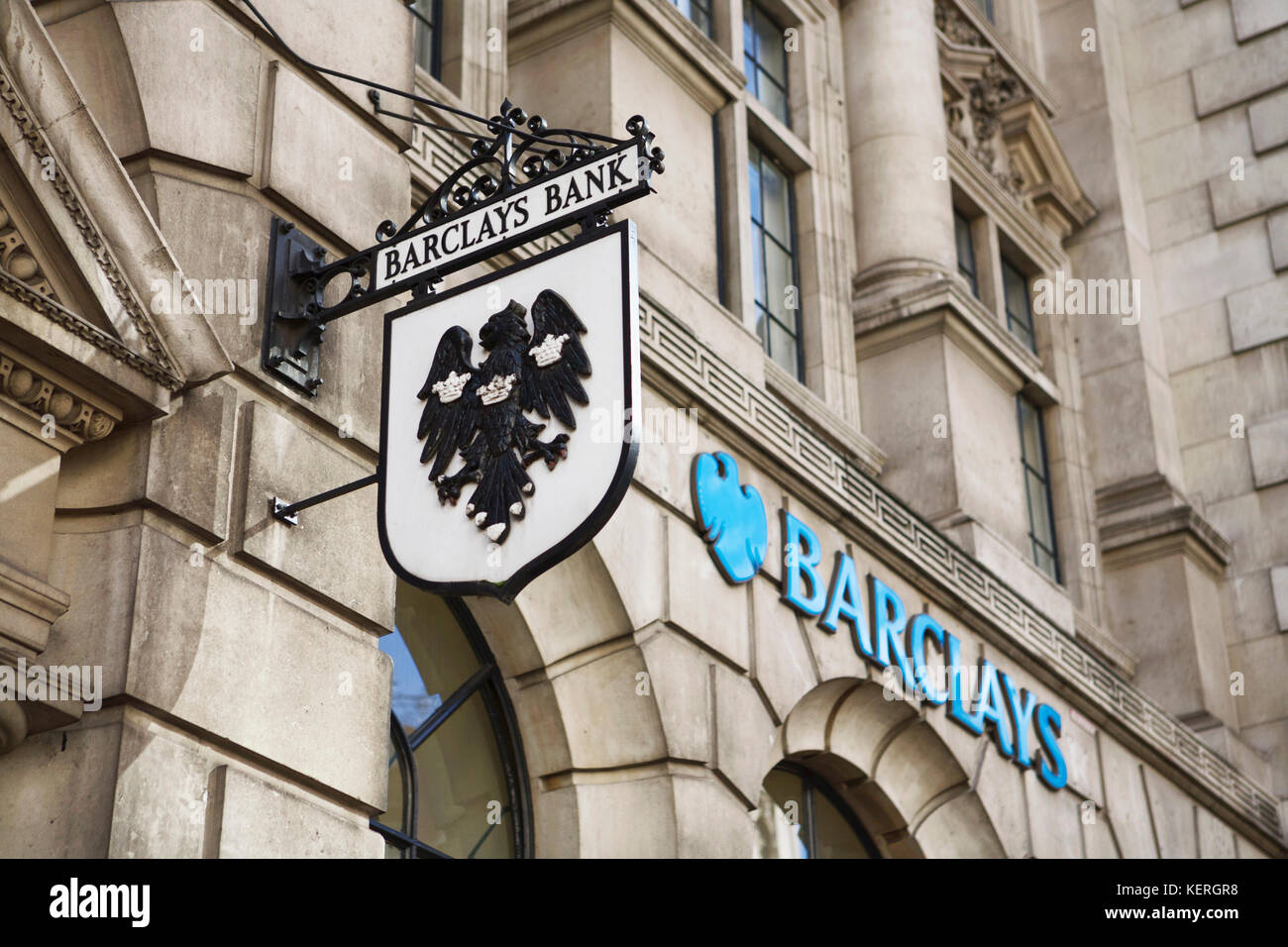 Cartello della Barclays Bank e logo della Barclays Bank, Fleet Street, Londra, Regno Unito. Una banca britannica. Logo Barclays. Foto Stock