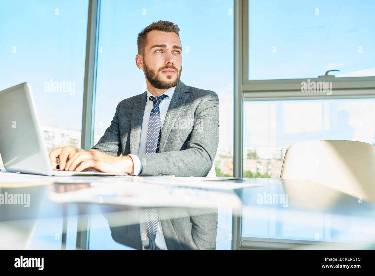 Ritratto di pensieroso collare bianco lavoratore Foto Stock