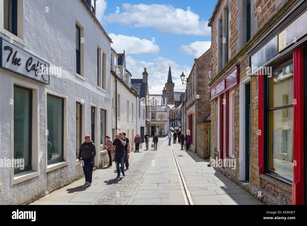 I negozi di Victoria Street nel centro della città, Stromness, Continentale, Orkney, Scotland, Regno Unito Foto Stock