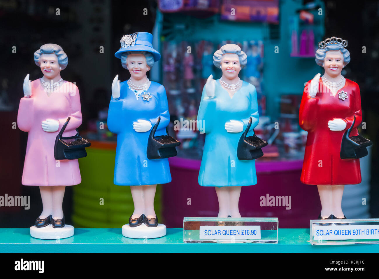 Inghilterra, Londra, Nottinghill, Portobello Road, Souvenir Shop visualizzazione dei modelli di Queen Elizabeth II Foto Stock