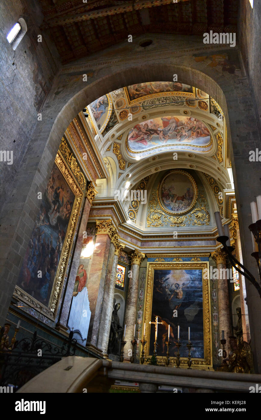 Vista interna della cattedrale di San Zeno a Pistoia. Presbiterio Foto Stock