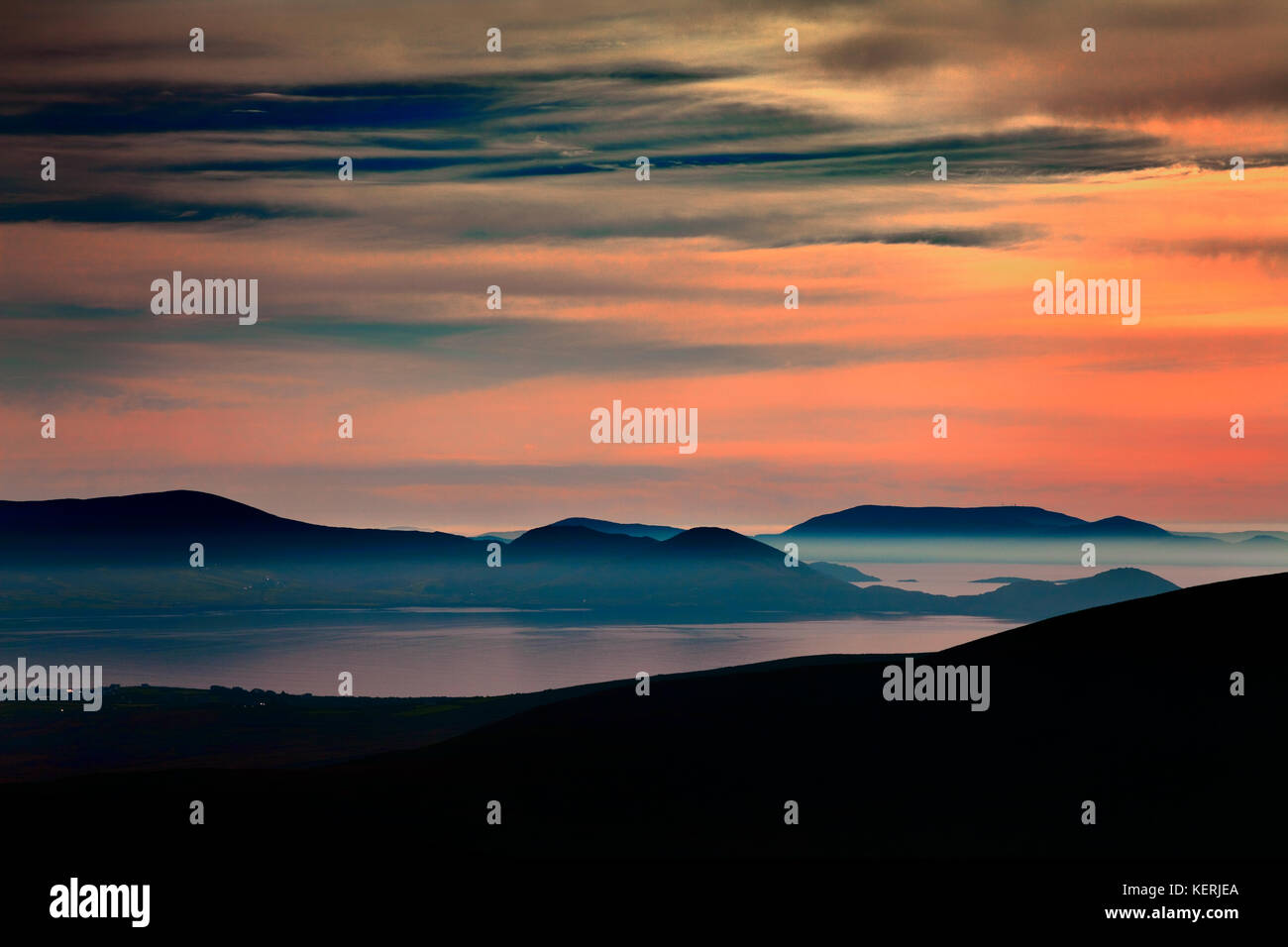 Misty costa guardando verso ballinskelligs, dal coomanaspig pass, l'anello di Kerry, la contea di Kerry, Irlanda Foto Stock