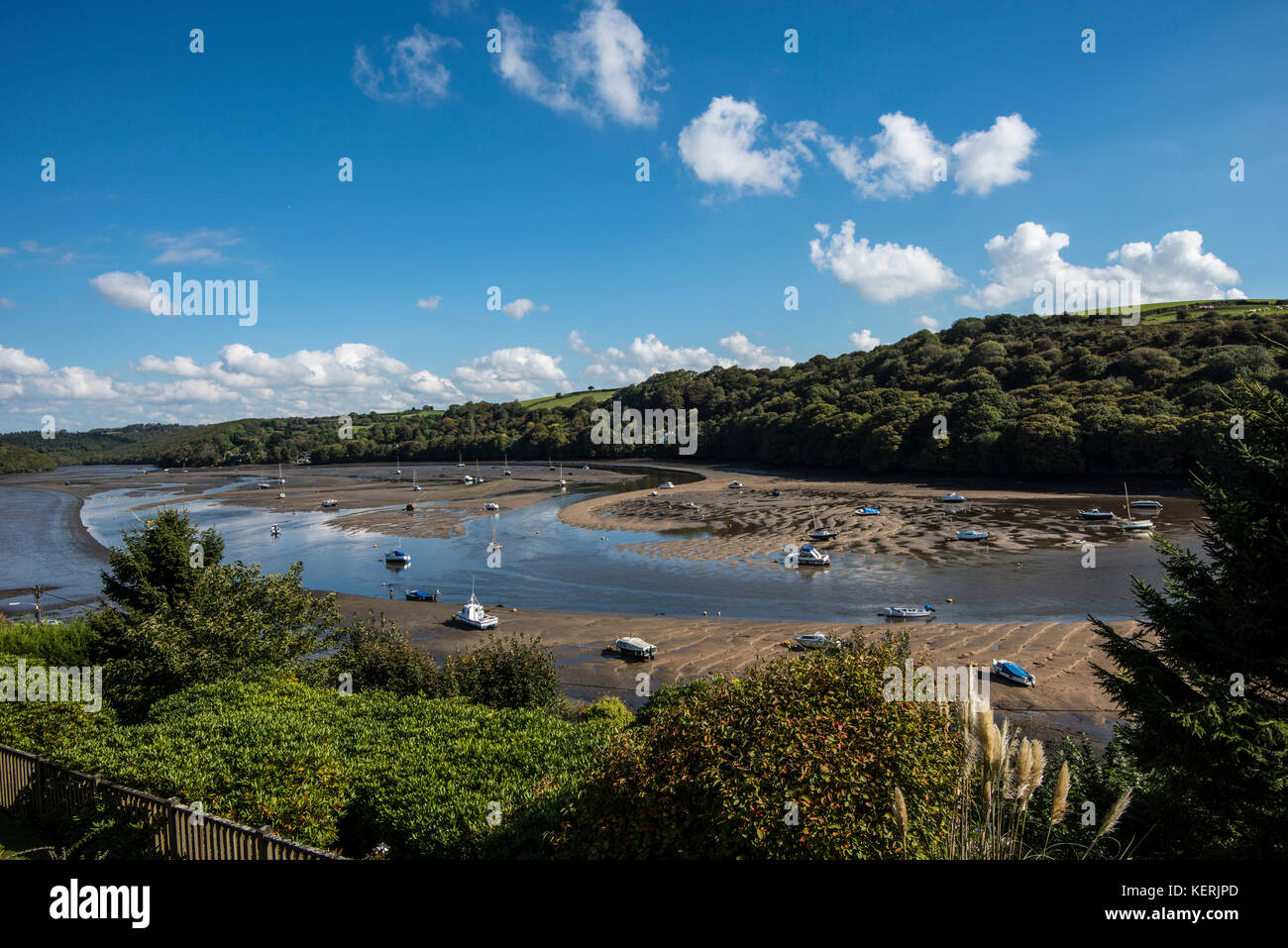 Fowey Estuary, Fowey in Cornovaglia. Un bel paradiso da visitare o da soggiornare. Il Cormorant Hotel è un punto di osservazione ideale per le viste panoramiche. Foto Stock