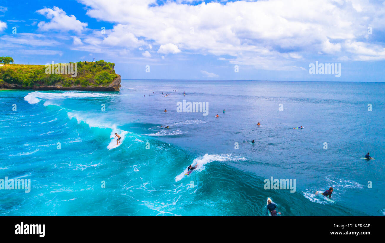 Unidentified surfisti a Suluban spiaggia per il surf. Jimbaran, Bali, Indonesia. Foto Stock