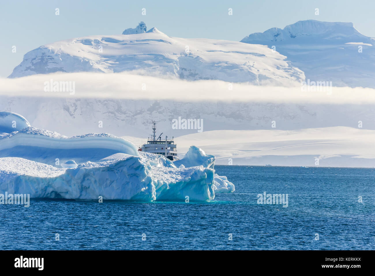 Antartico blu nave da crociera tra gli iceberg con ghiacciaio in background, Neko bay, Antartide Foto Stock