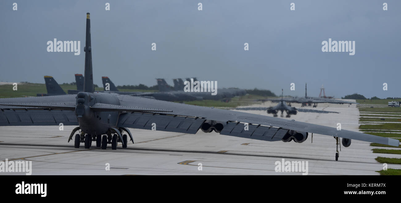 Stati Uniti Air Force B Stratofortress, B-1 Lancer e B-2 Spirito preparare il lancio da Andersen Air Force Base, Guam, per un bombardiere integrato di funzionamento Foto Stock