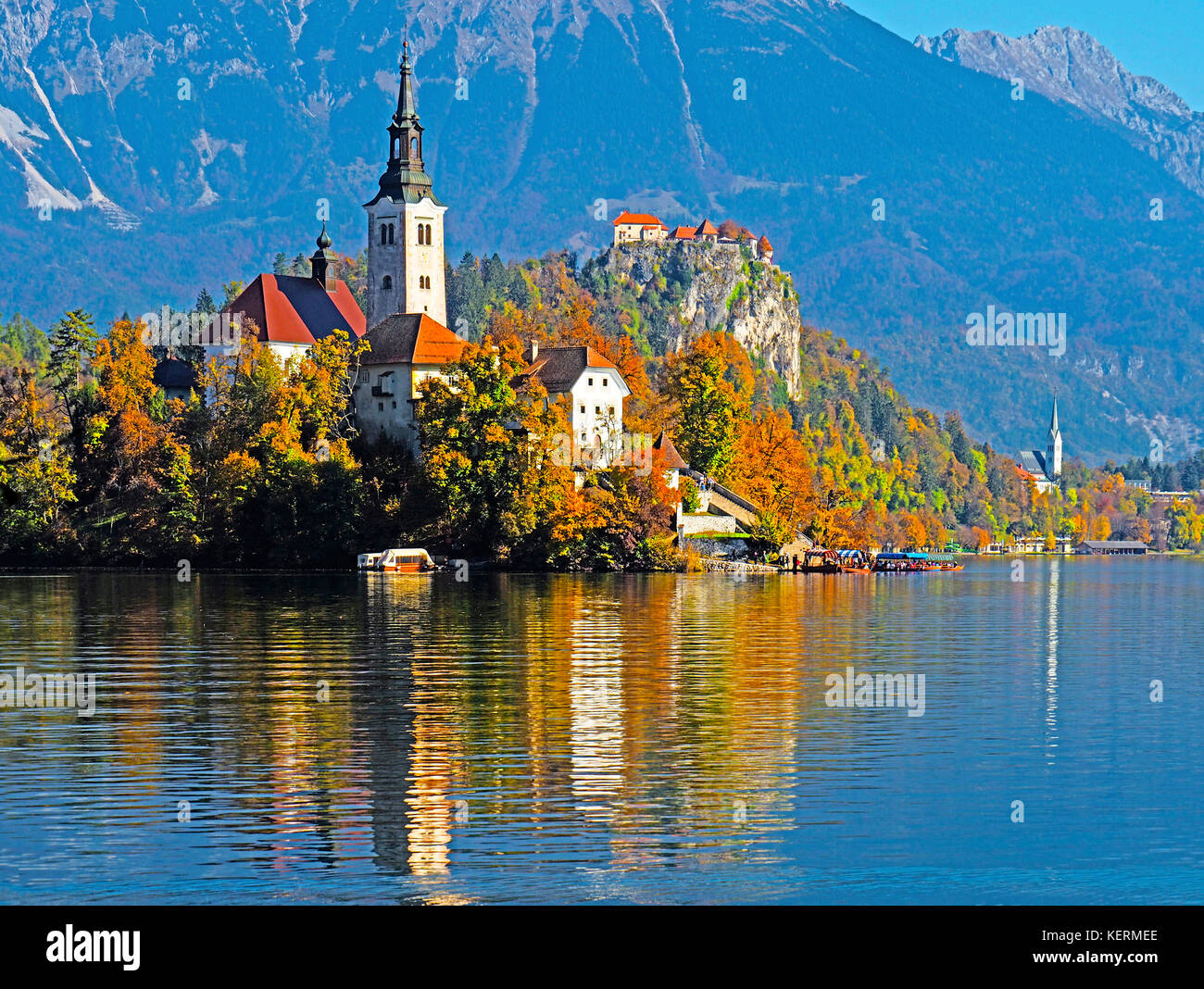 Chiesa di pellegrinaggio dell Assunzione di Maria sul isola di Bled e il castello di Bled in alto sopra il lago di Bled, Slovenia. Foto Stock