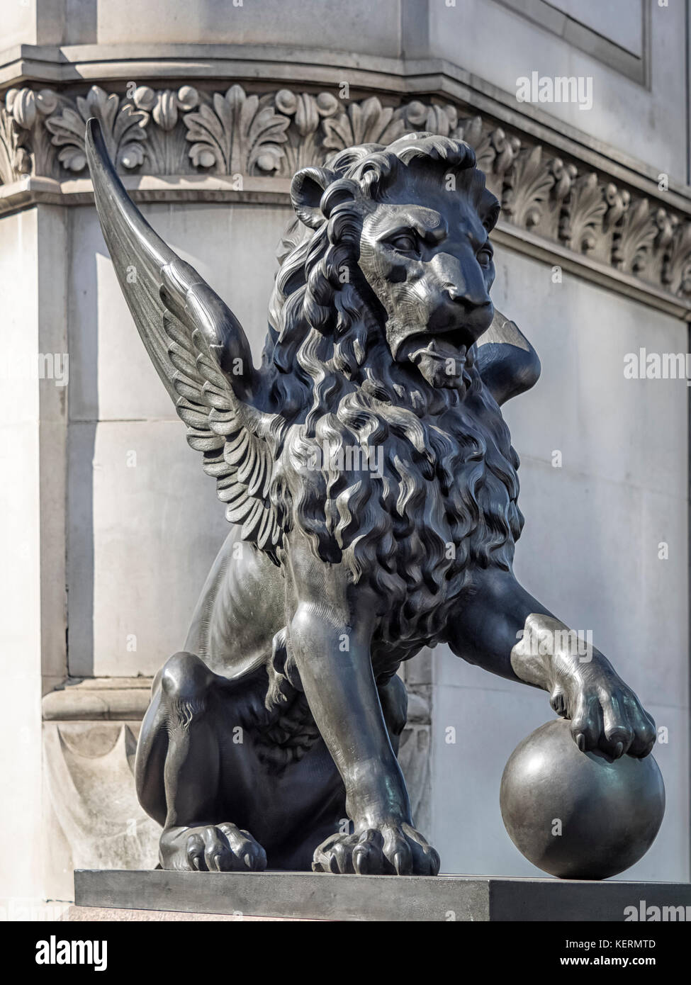 LONDRA, Regno Unito - 25 AGOSTO 2017: Statua del Leone alato, una delle 4 che si trova sul Viadotto di Holborn Foto Stock