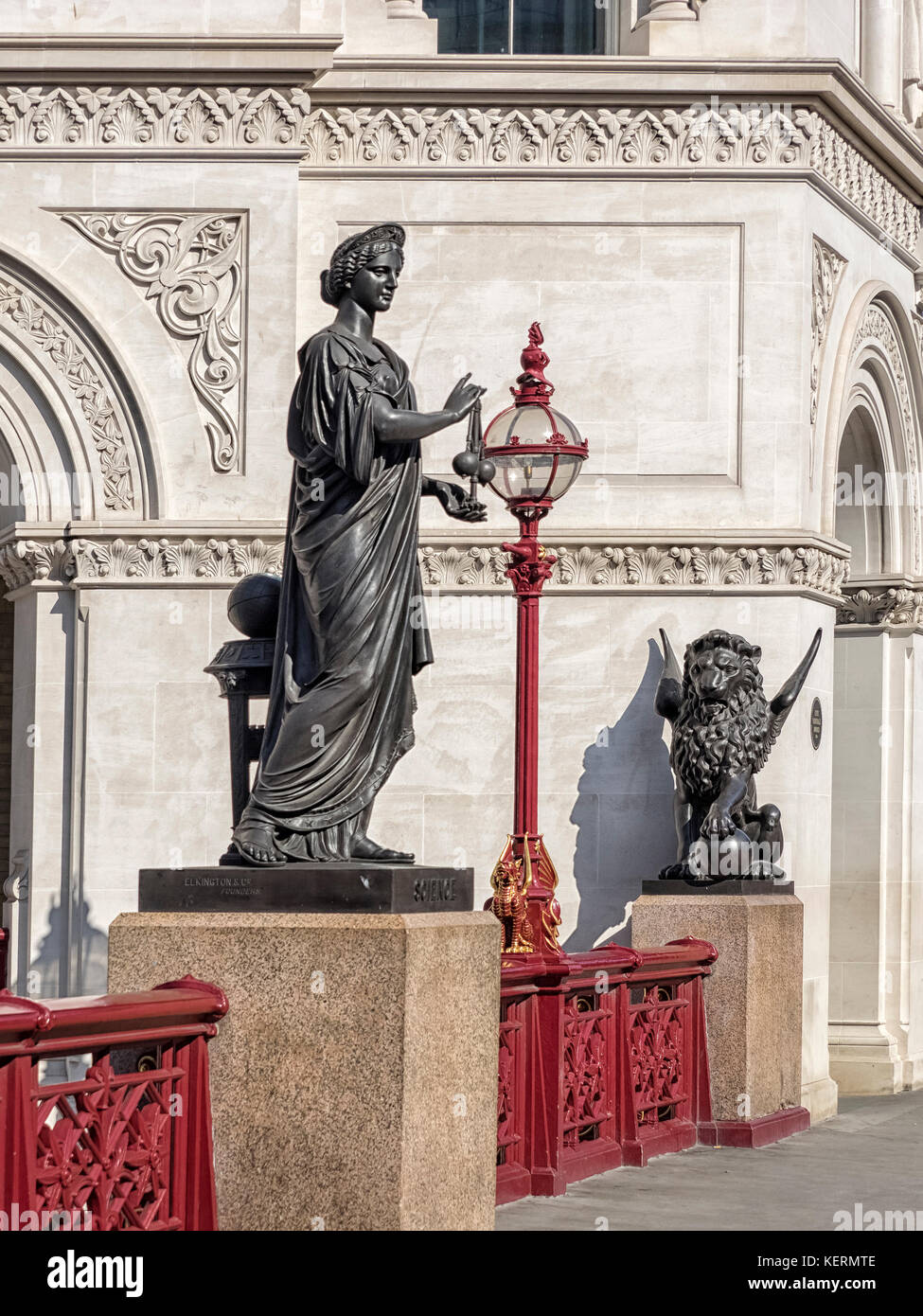 LONDRA, Regno Unito - 25 AGOSTO 2017: Statua femminile che rappresenta la scienza con il leone alato sullo sfondo del Viadotto di Holborn Foto Stock