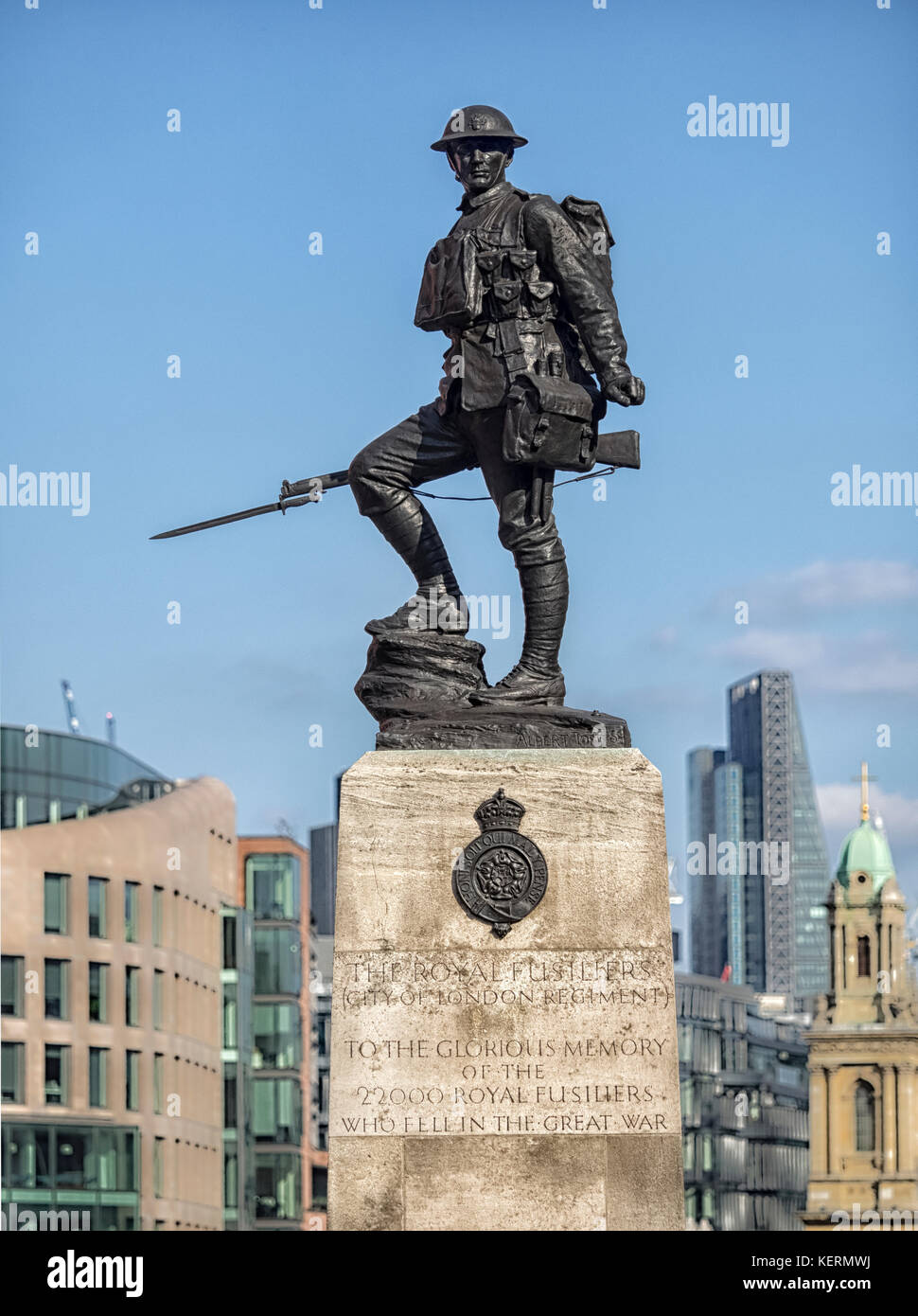 LONDRA, Regno Unito - 25 AGOSTO 2017: Memoriale di guerra di Royal Fusiliers (City of London Regiment) su High Holborn con lo skyline di Londra sullo sfondo Foto Stock