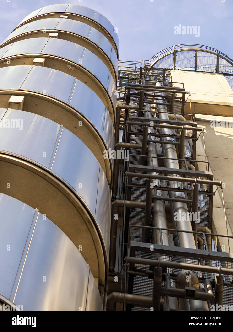 LONDRA, Regno Unito - 25 AGOSTO 2017: Vista di una torre e dei tubi di servizio del Lloyds Building in Lime Street nella città di Londra Foto Stock