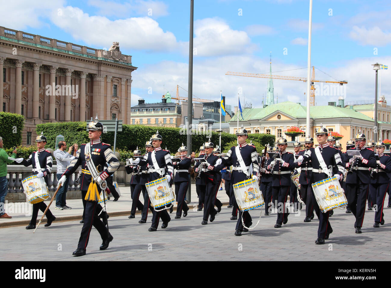 Modifica onorario della guardia reale. soldati ed ufficiali in uniforme cerimoniale con tamburi marzo contro lo sfondo del Reichstag Foto Stock
