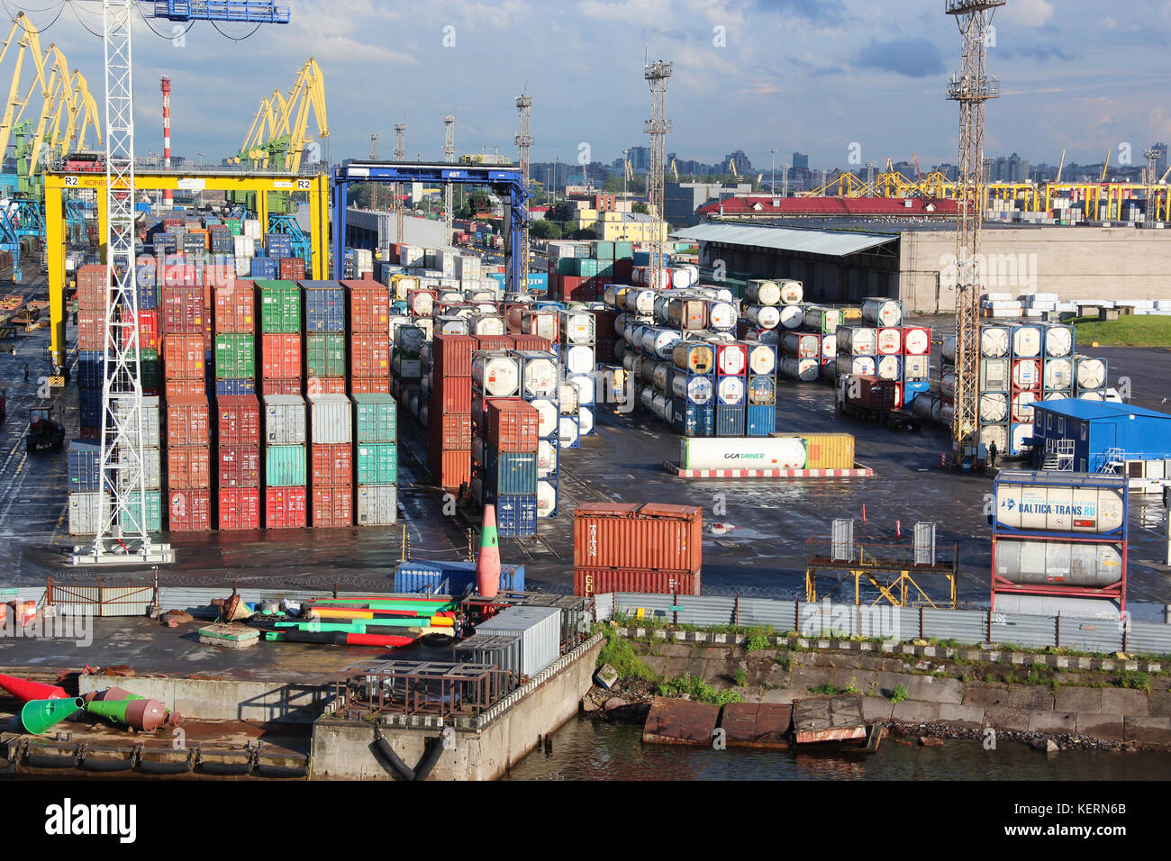 Spedizione di merci i contenitori e le cisterne di gas al dock. in import export e logistica aziendale. porto commerciale, nave cargo per il porto. Foto Stock