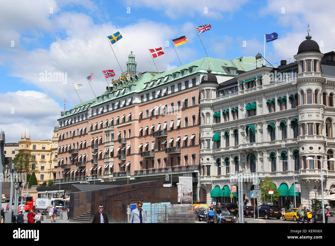 Vista dell'edificio del Grand Hotel di Stoccolma con bandiere di diversi paesi (STATI UNITI D'AMERICA, Finlandia, Norvegia, Svezia, Danimarca, Germania, Gran Bretagna) Foto Stock