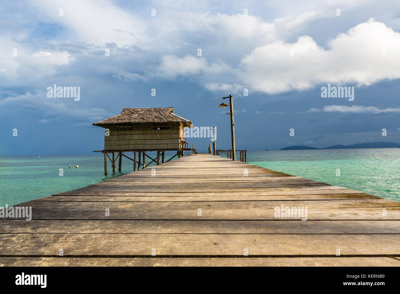 Bungalow sull'acqua in Isola di Waigeo. Raja Ampat, Papua occidentale, in Indonesia. Foto Stock
