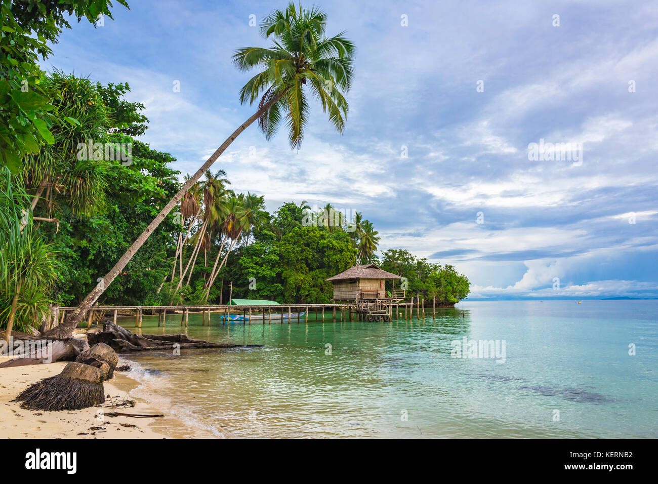Bungalow sull'acqua in Isola di Waigeo. Raja Ampat, Papua occidentale, in Indonesia. Foto Stock