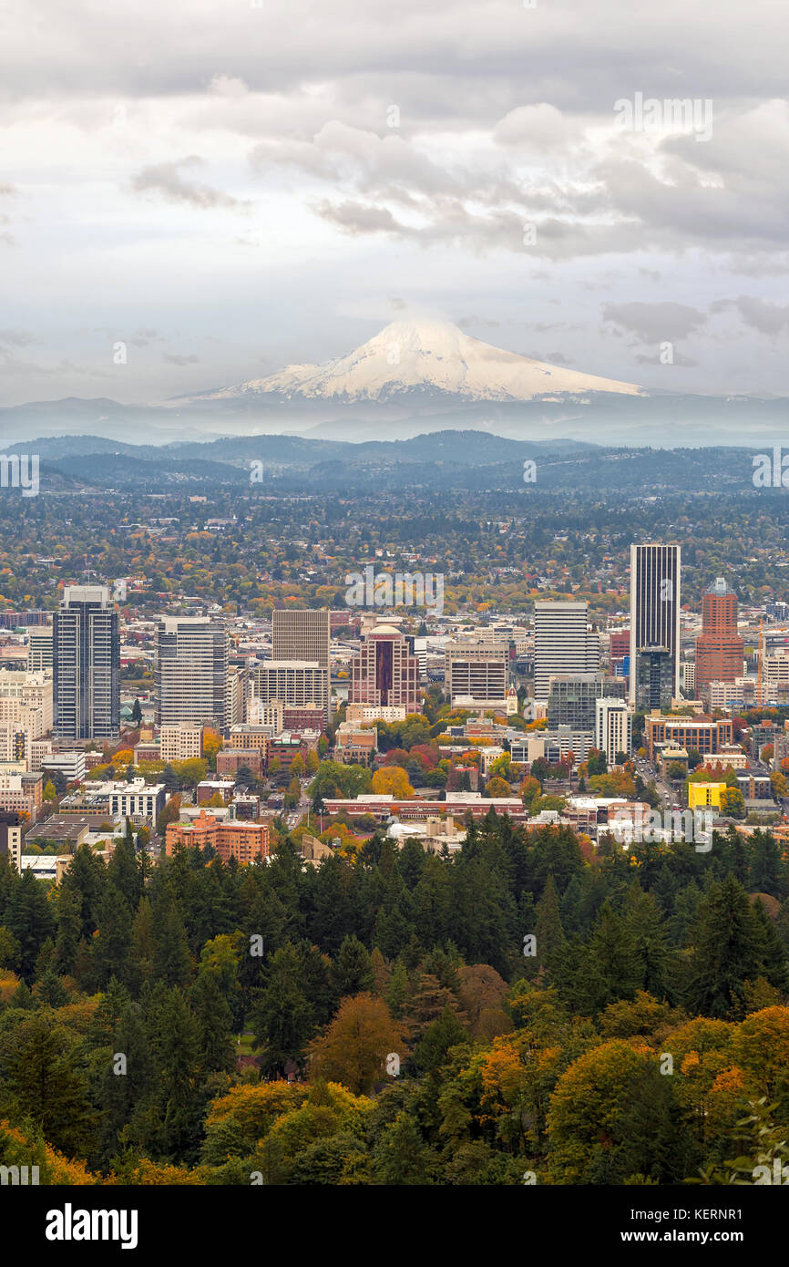 Portland Oregon downtown cityscape e del monte Cofano vista nella stagione autunnale Foto Stock
