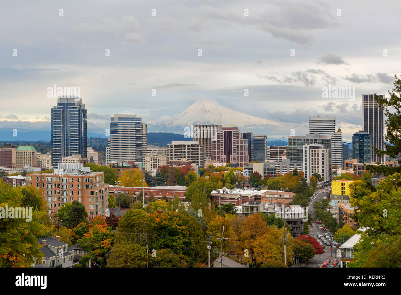 Portland Oregon downtown skyline della città e del monte Cofano vista nella stagione autunnale Foto Stock
