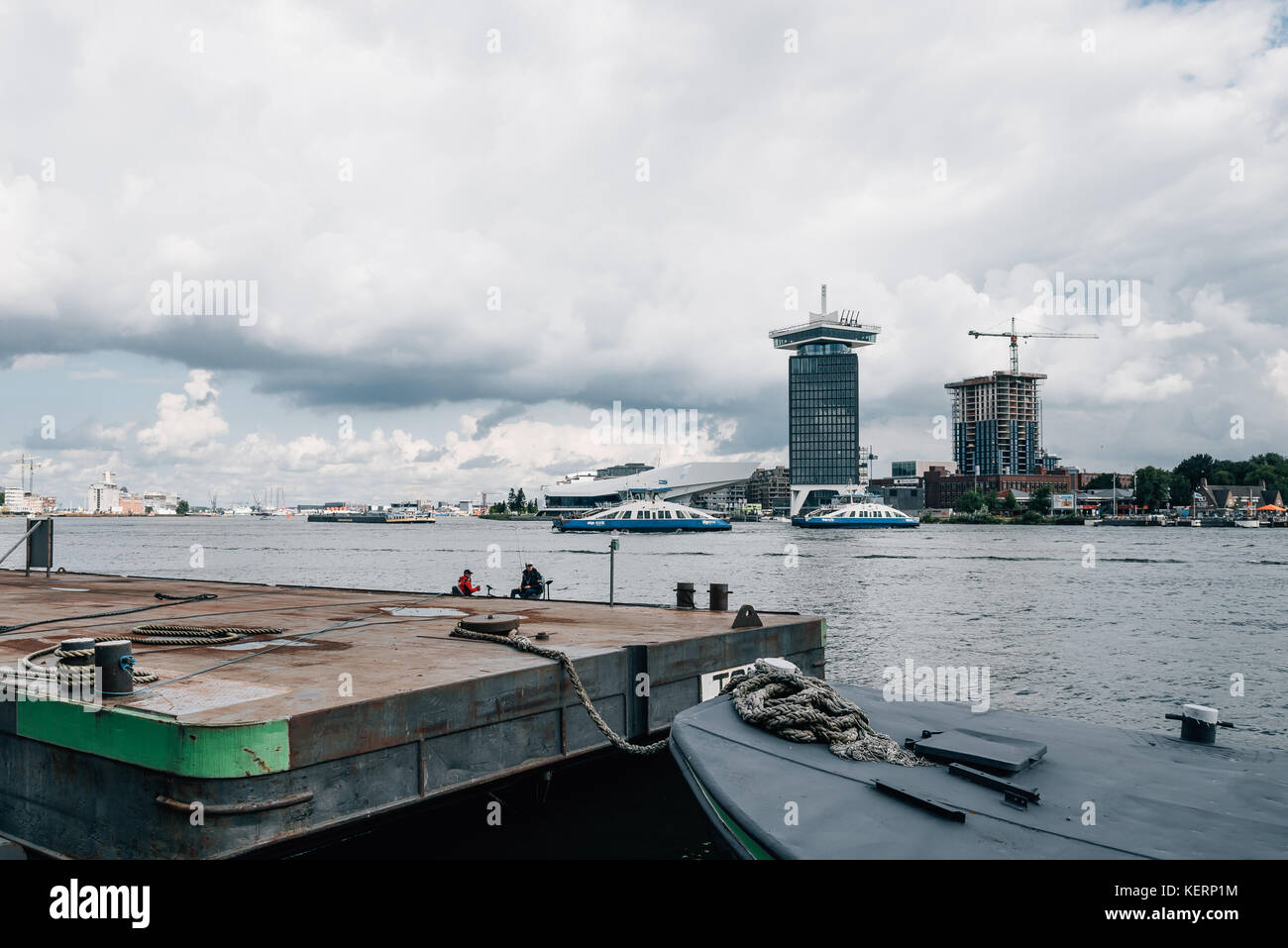 Paesaggio urbano di Amsterdam attraverso il canale Foto Stock