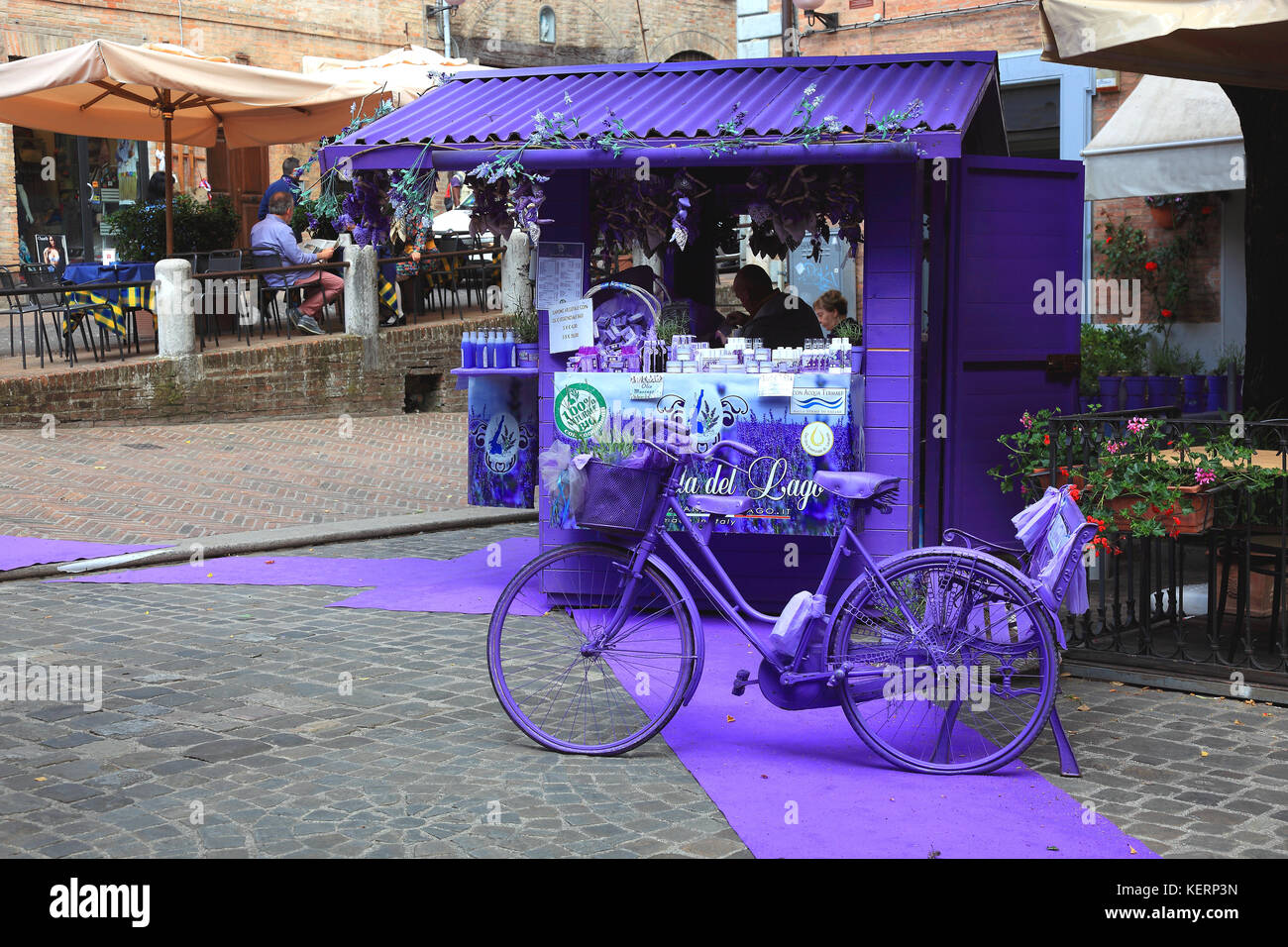 Stallo del mercato per la vendita di prodotti a base di lavanda, visto a Urbino, Marche, Italia Foto Stock