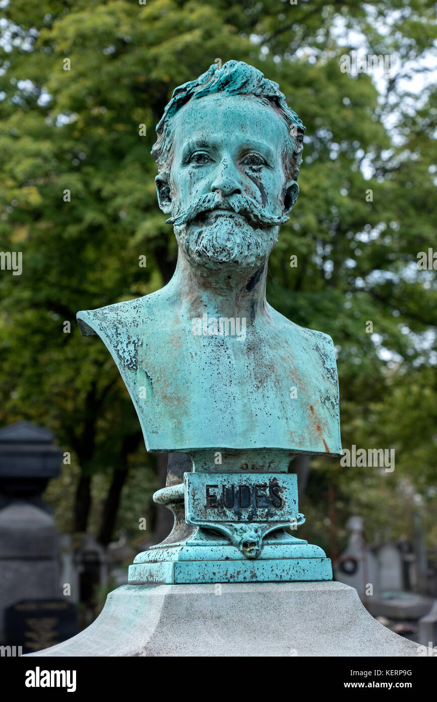 La tomba di Emile Eudes (1843-88) completare con un busto in bronzo da Tony Noël (1845-1909) nel cimitero di Pere Lachaise di Parigi, Francia. Foto Stock
