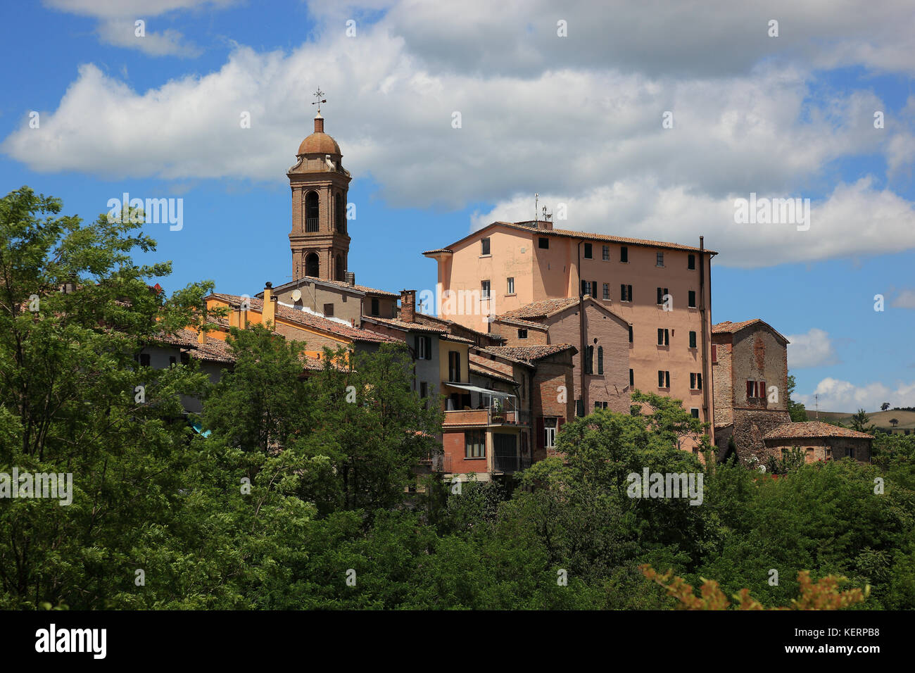 La chiesa ed il villaggio di Sassocorvaro, Marche, Italia Foto Stock