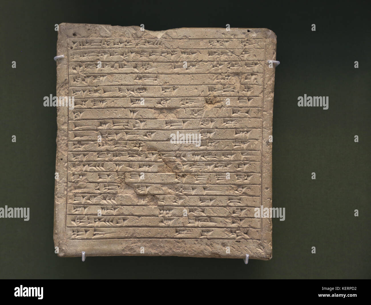 Tablet commemora la costruzione di casa. regno di re ashur-uballit i. 1363-1328 A.C. ashur. iraq. British museum. Londra. Foto Stock