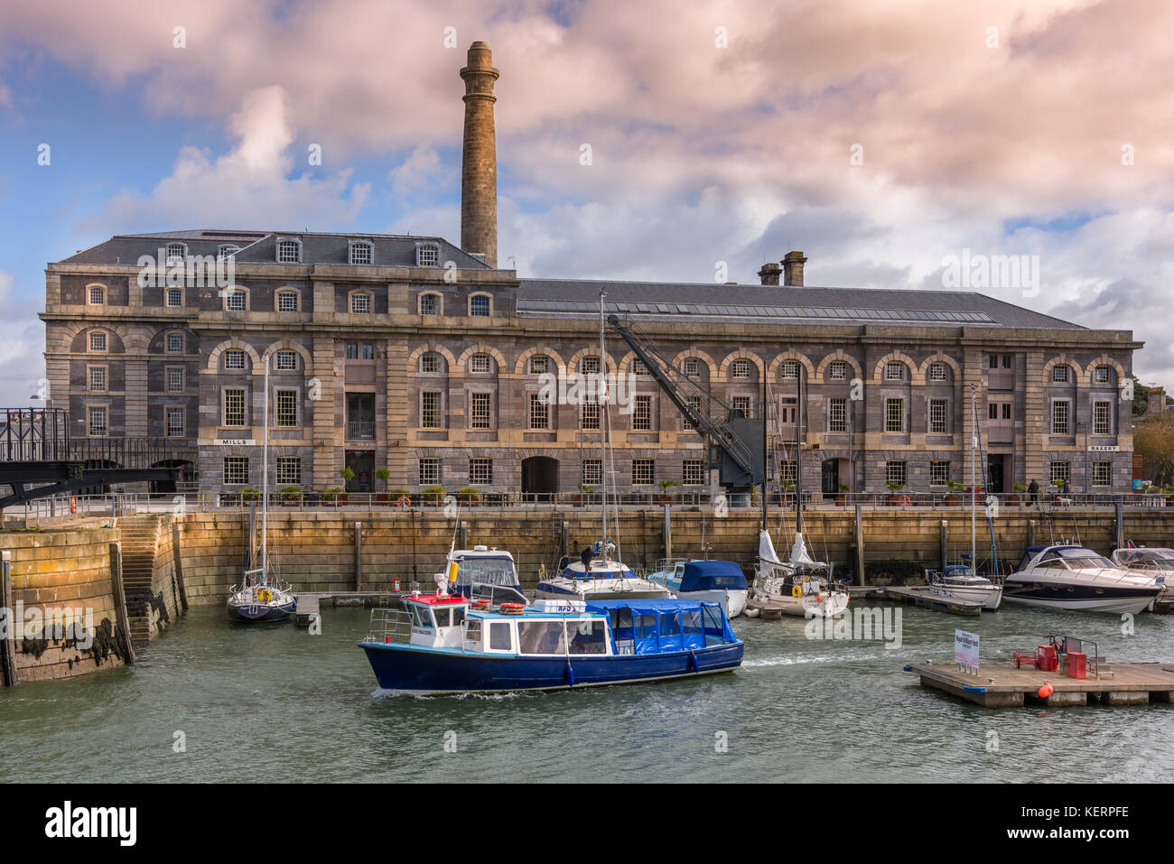 Mulini della panificazione - Royal William Yard Plymouth è stato progettato dall'architetto Vittoriano Sir John Rennie ed è considerato uno dei più importanti g Foto Stock