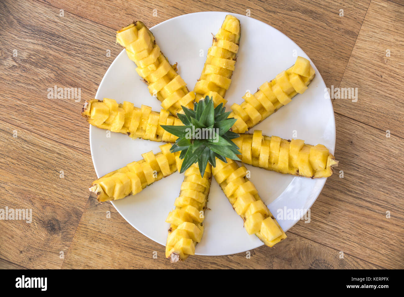 Vista dall'alto di una piastra di ananas barche su una tavola di legno Foto Stock